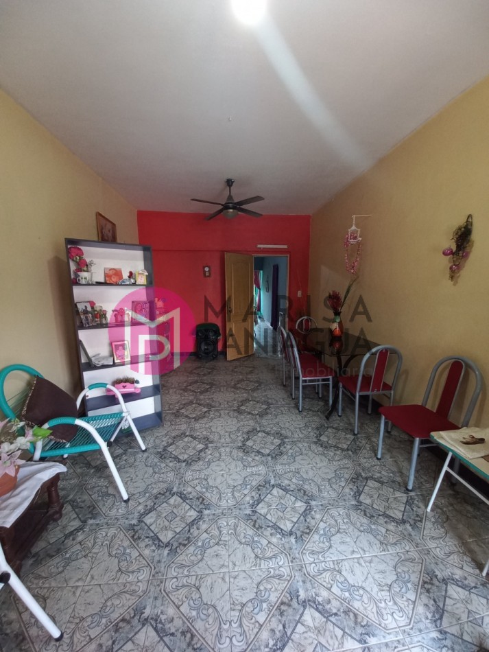 CASA CON DEPARTAMENTOS Y LOCAL