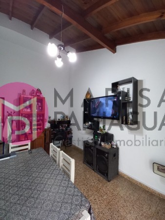 SE VENDE CASA CON LOCALES