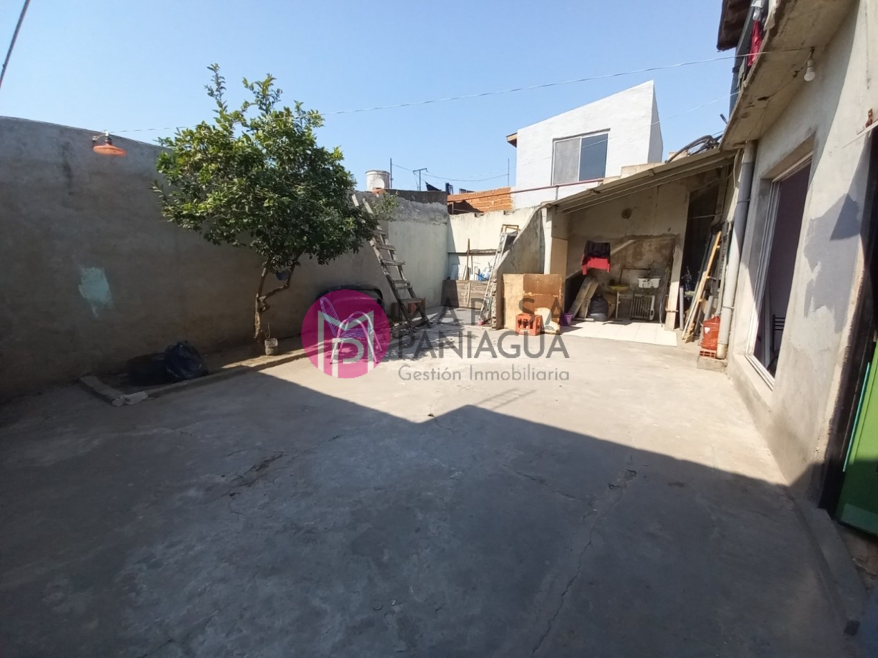 CASA CON DEPARTAMENTOS Y LOCAL