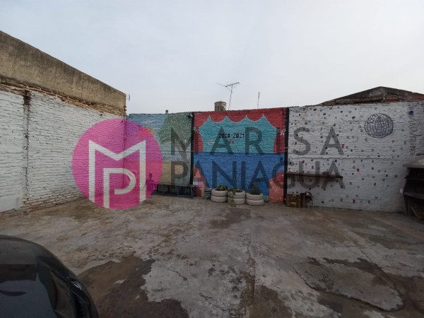 SE VENDE CASA CON LOCALES