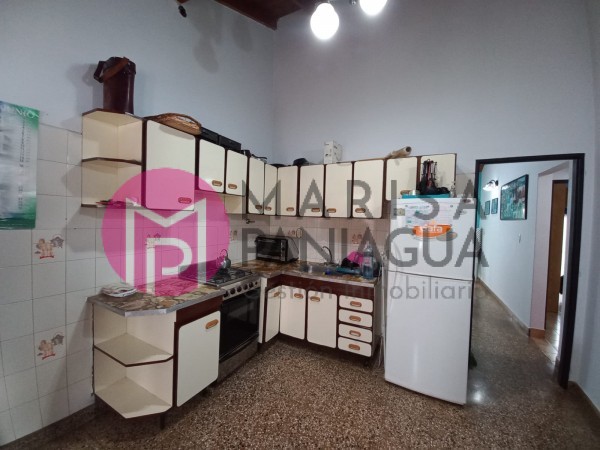 SE VENDE CASA CON LOCALES