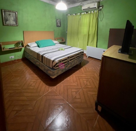 SE VENDE CASA CON LOCALES COMERCIALES