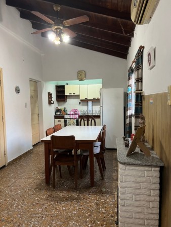 SE VENDE CASA CON LOCALES COMERCIALES