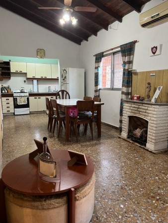 SE VENDE CASA CON LOCALES COMERCIALES