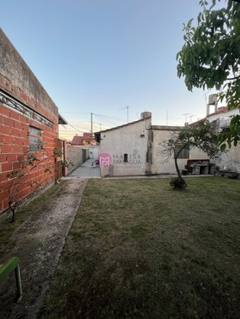 SE VENDE CASA CON LOCALES COMERCIALES