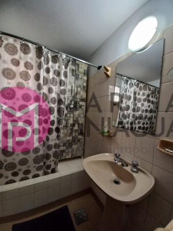 SE VENDE CASA CON LOCALES