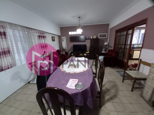 SE VENDE CASA 4 AMBIENTES IMPECABLE!