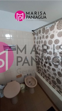 SE VENDE CASA CON LOCALES