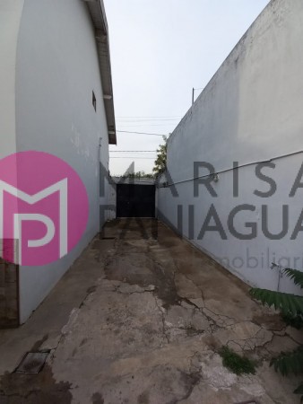 SE VENDE CASA CON LOCALES