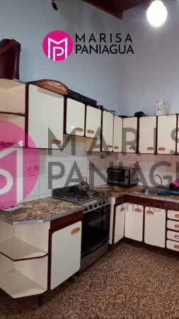 SE VENDE CASA CON LOCALES
