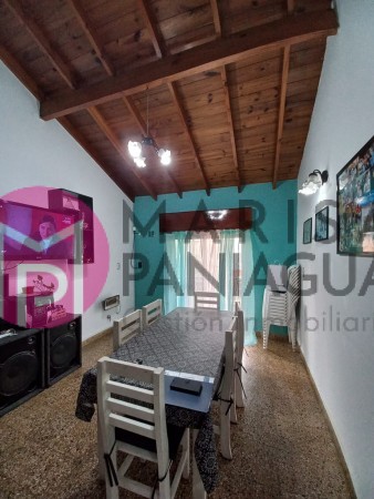 SE VENDE CASA CON LOCALES
