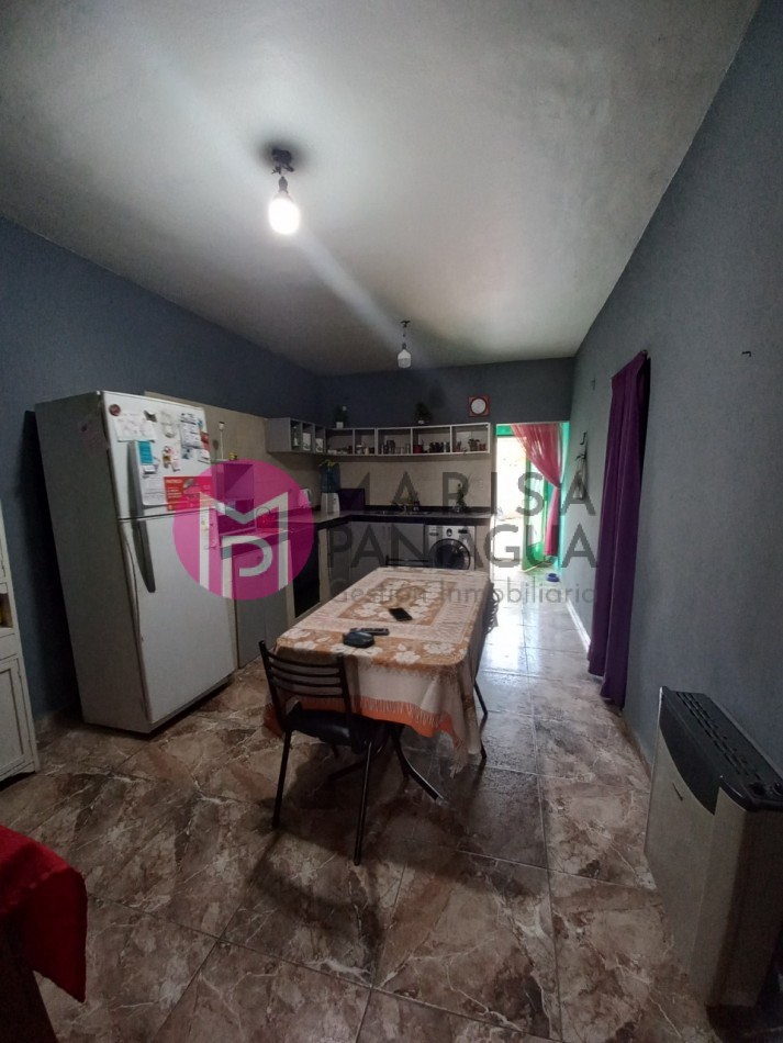 CASA CON DEPARTAMENTOS Y LOCAL