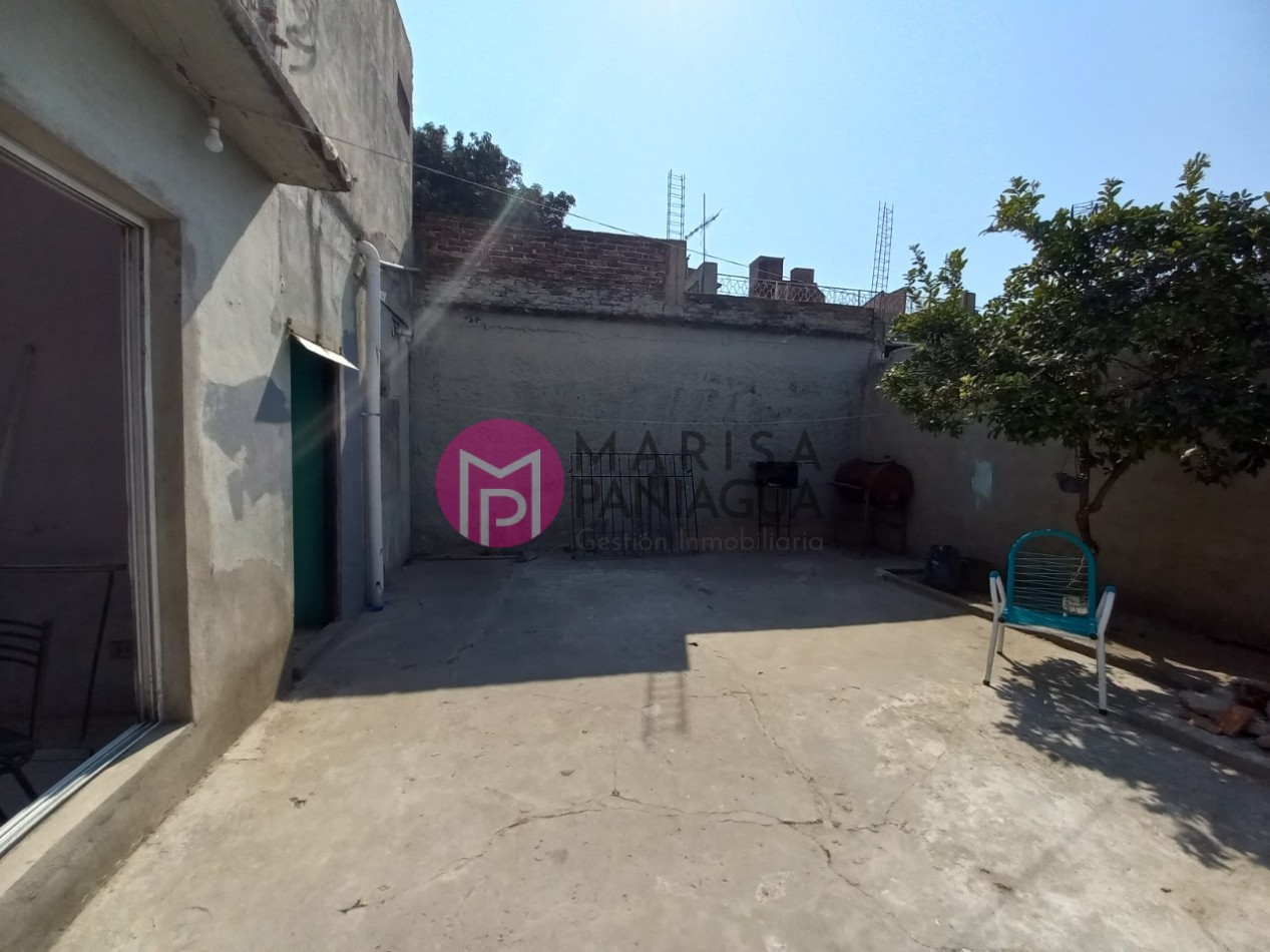CASA CON DEPARTAMENTOS Y LOCAL