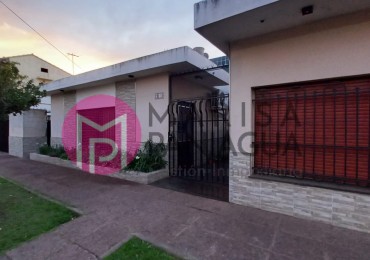 SE VENDE CASA 4 AMBIENTES IMPECABLE!